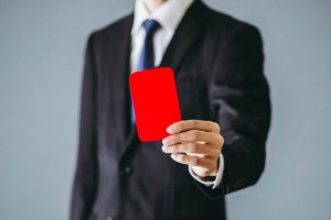 レッドカードを持つ男性